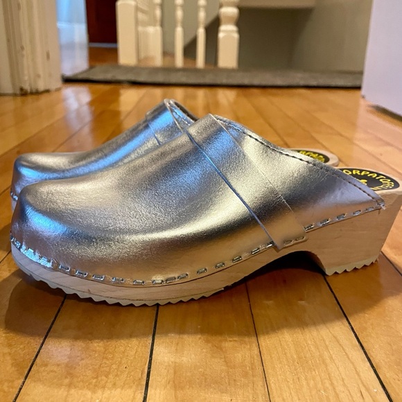 Silver women’s 38 euro/7 1/2 US Torpatofeln clogs - Picture 3 of 8